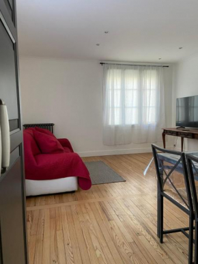 Independant house, 5 minutes walk to RER E easy access to Disney